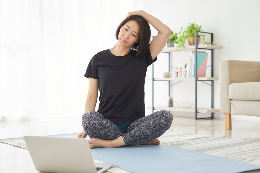 乳がん術後に肩や首を無理なく少しずつ動かす女性