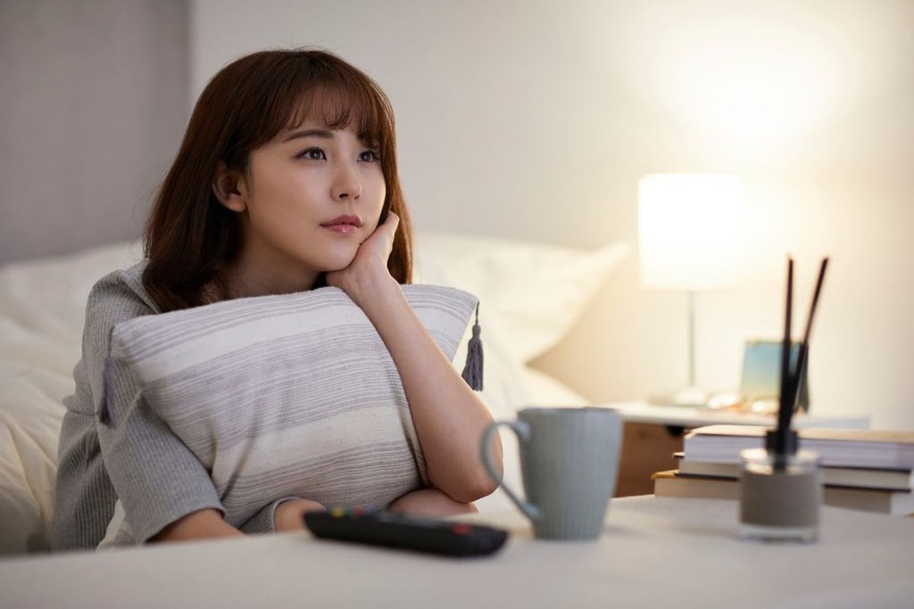 乳がん術後に身体の力を抜いてゆっくり休む女性