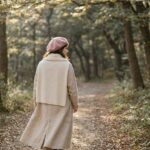 乳がん治療による脱毛に帽子やスカーフを取り入れる女性の後ろ姿