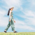 乳がんのホルモン療法中に骨の健康を意識してウォーキングする女性