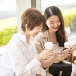 乳がんの遺伝について考える母と娘