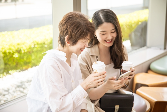家族が通院に付き添うイメージ