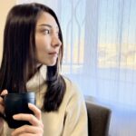 乳がんホルモン治療の副作用に悩み、窓辺で温かい飲み物を飲みながら休息する女性のイメージ