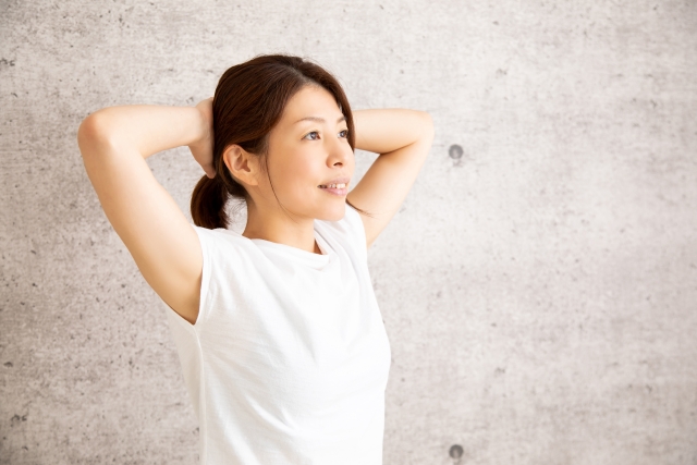 乳がん術後のセルフケアとしてヨガをする女性