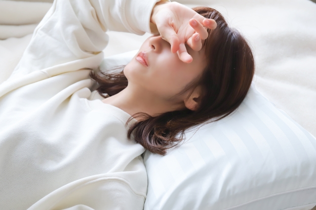乳がん術後の不眠に悩む女性のイメージ