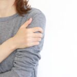 乳がん手術後の悩みについて解説する理学療法士