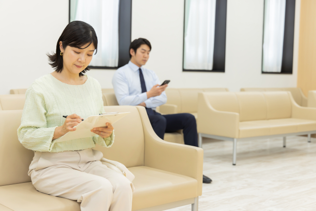 医療機関で相談する女性