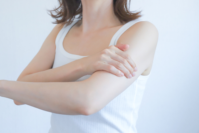 腕の状態を確認する女性