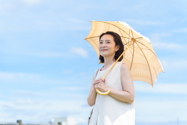 ノースリーブを着て夏を楽しむ乳がん術後の女性