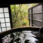 「乳がん術後でも入浴着を利用して温泉旅行を楽しむイメージ」