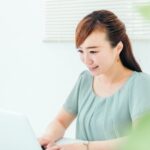 乳がん術後の復職前に肩や腕のセルフケアを行う女性