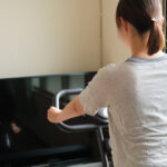 乳がんの治療で体重増加に悩んで運動する女性