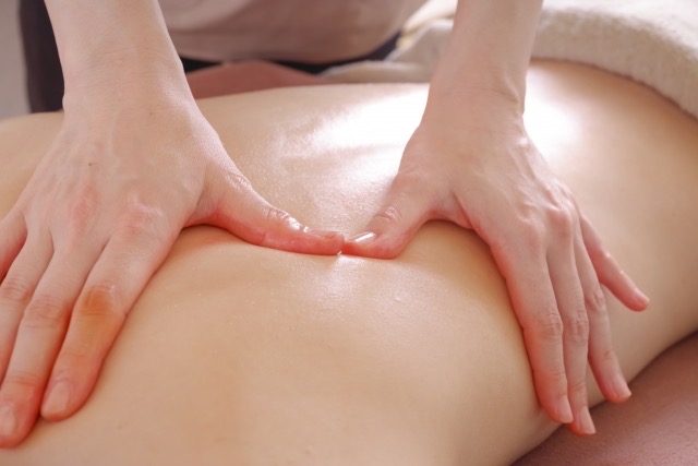 乳がん術後の首や肩、背中をやさしくケアする様子