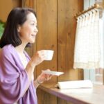 「乳がんの検査結果を待ちながら、不安な気持ちで静かに過ごす女性」