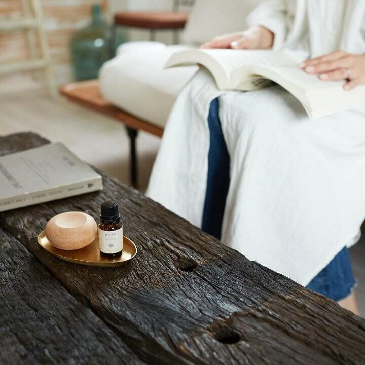 食事以外の楽しみを過ごす女性