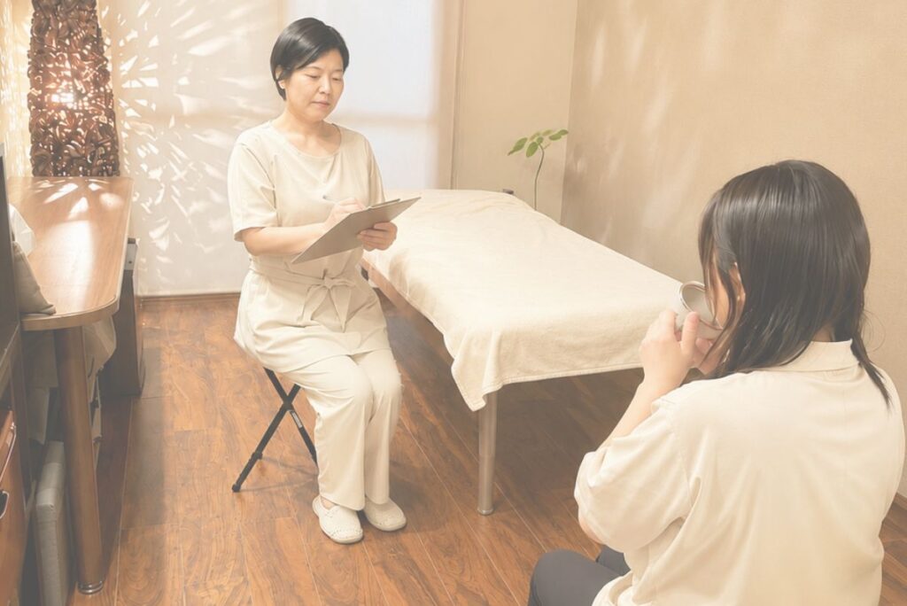 乳がん手術後の身体の悩みについて女性理学療法士に相談する様子