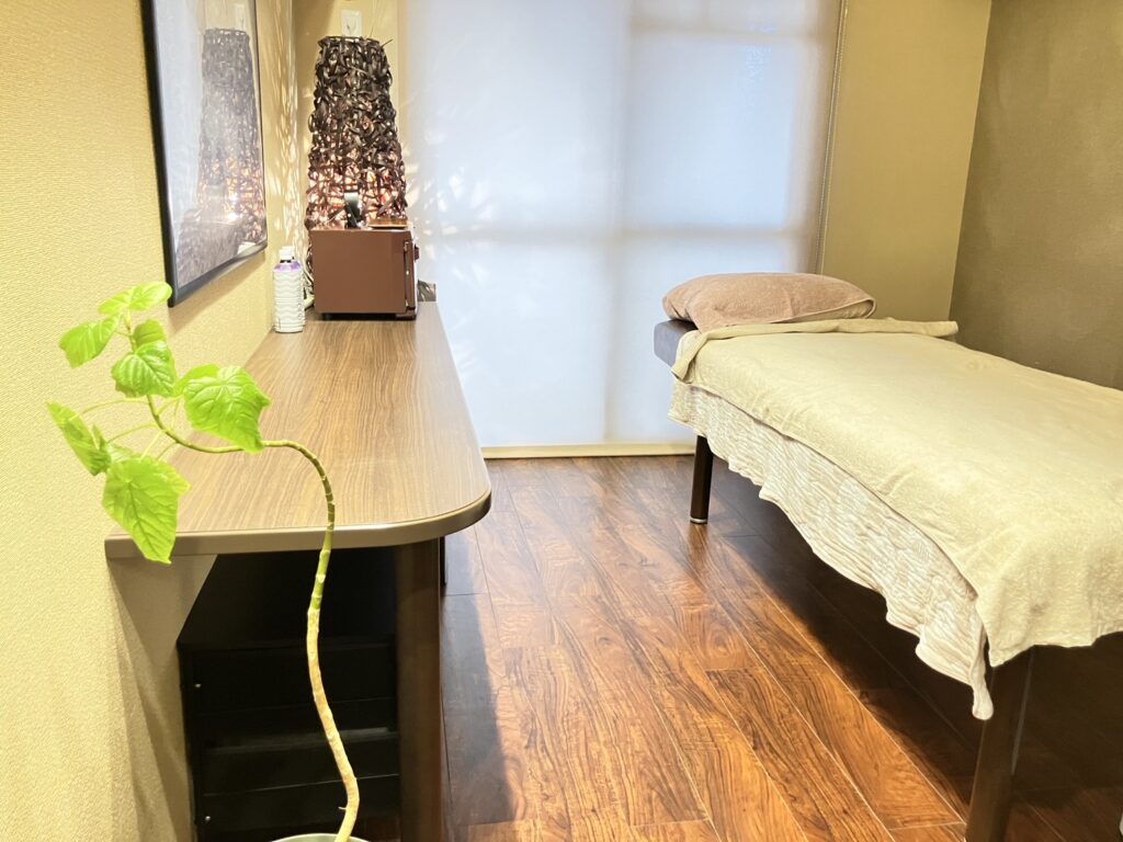 女性専用リラクゼーションサロンはんなりの個室施術室