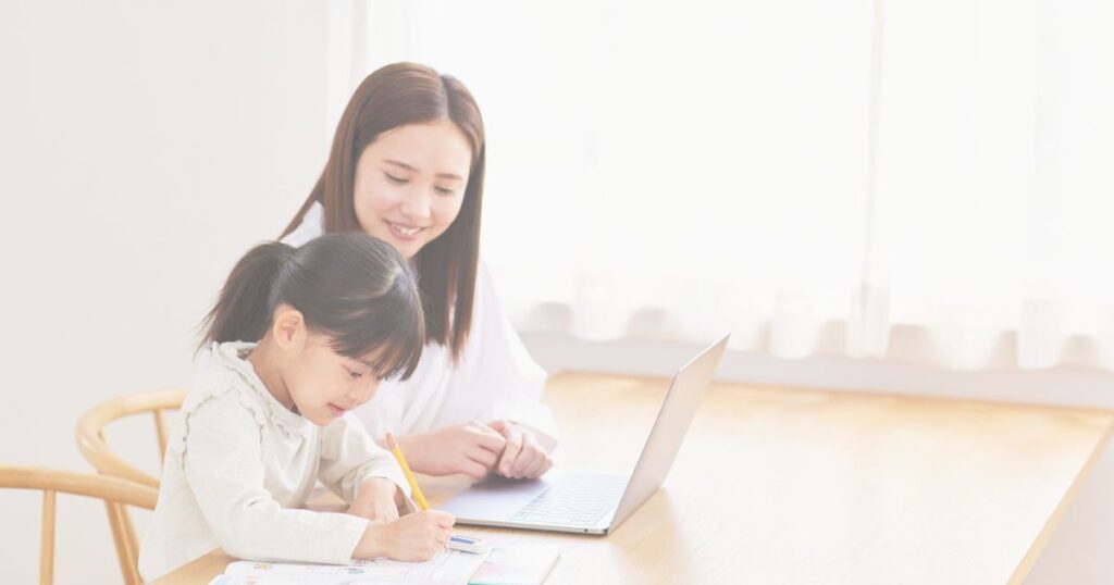 子育てや仕事などさまざまな役割を担う女性のイメージ