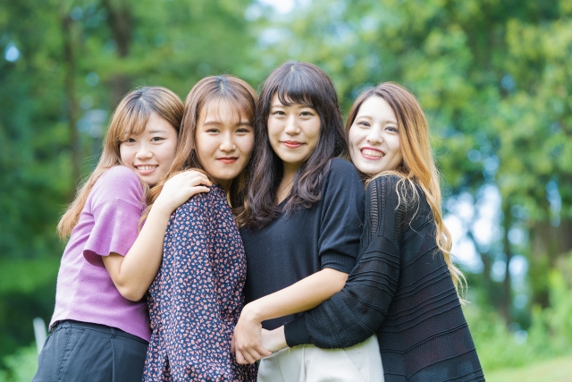 女性同士が支えあうイメージ