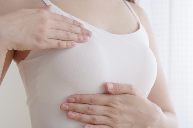 乳房の健康を考える女性