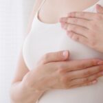 乳がん温存手術について考える女性