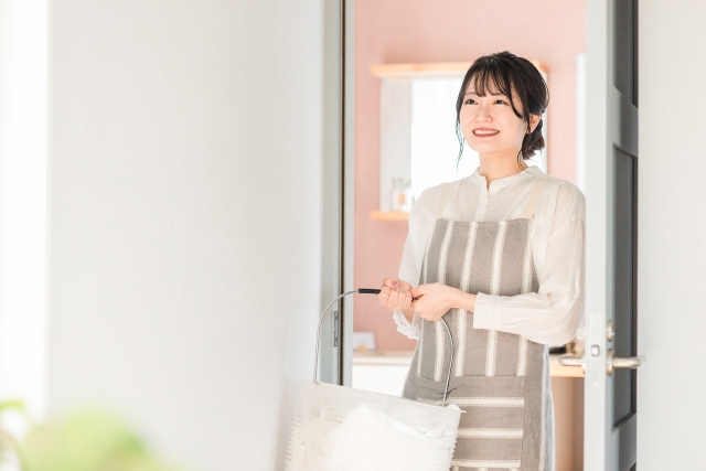 乳がん術後に家事で腕を使う女性