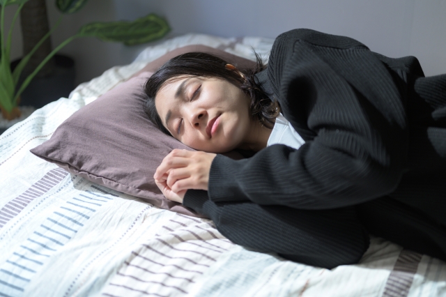 乳がん手術後に自宅でリラックスして横向きに寝る女性