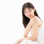 乳がん手術後の女性が腕をやさしく抱えている様子