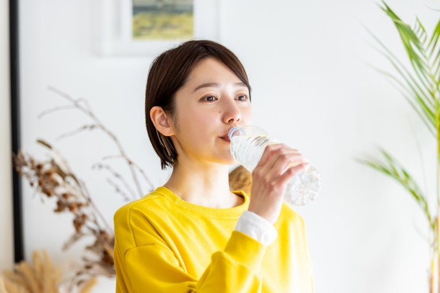 乳がん術後に水分補給をする女性