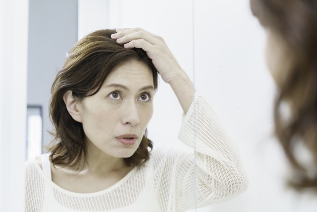 アピアランスケアで自分らしく身支度をする女性