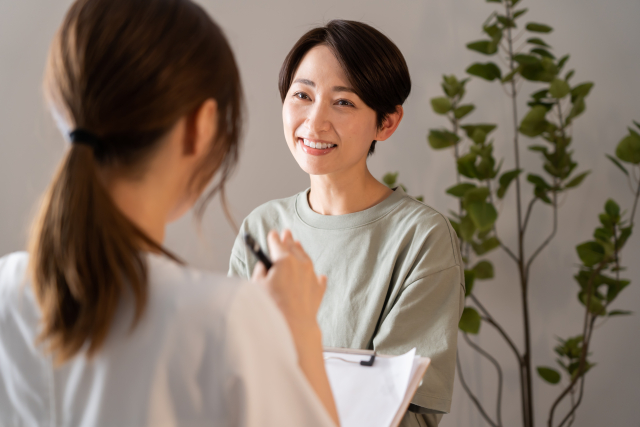 乳がんの手術後の姿勢について相談する女性
