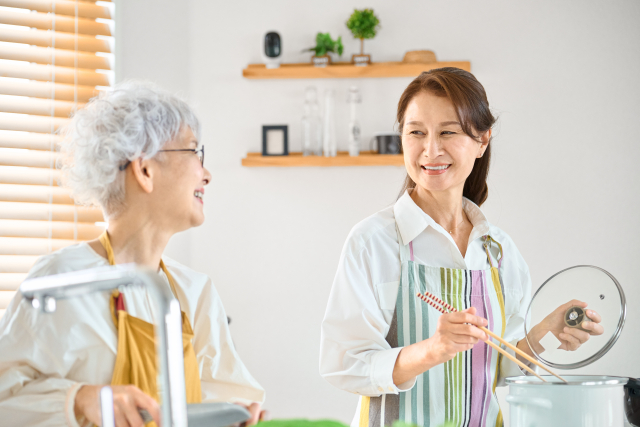 家族と一緒に家事をする乳がん術後の女性