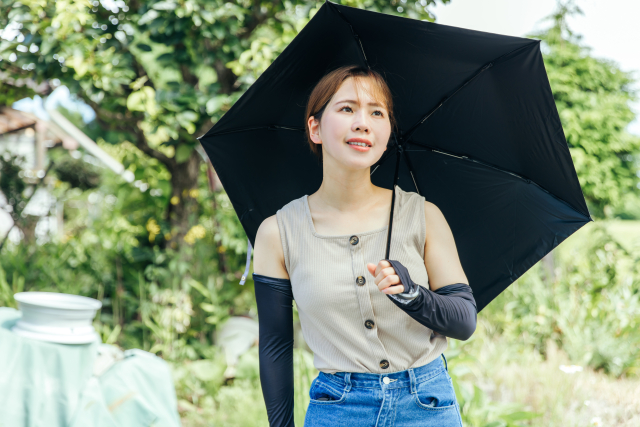 乳がん術後のリンパ浮腫ケアで弾性スリーブを使用する女性