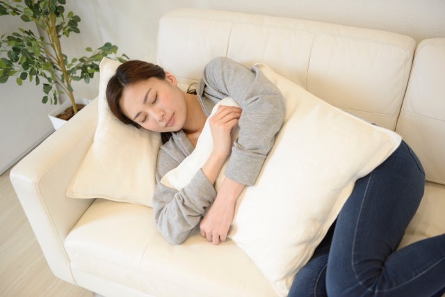 乳がん手術後にクッションを使って横向きの姿勢を支える様子