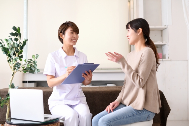 乳がん術後の放射線治療について医療者に相談する女性
