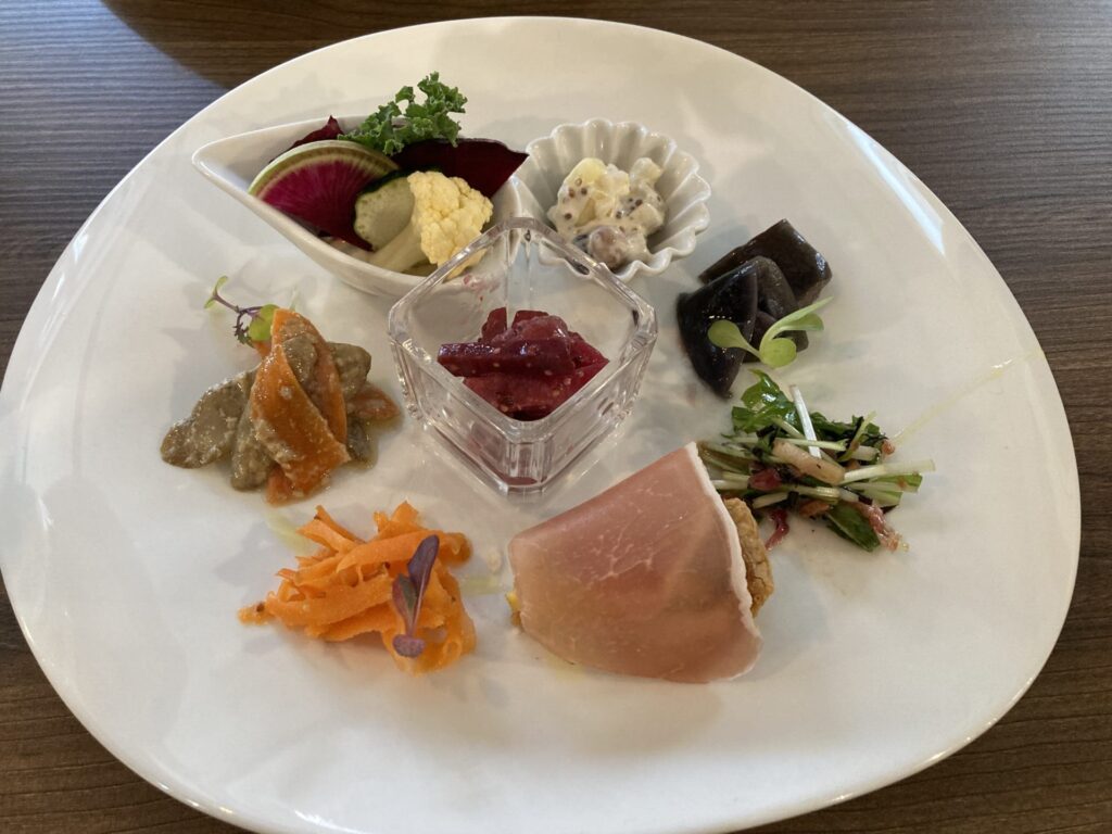 がん治療中の女性が小分けにして食事するイメージ