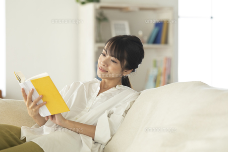 乳がん術後に自分の時間をもって本を読む女性