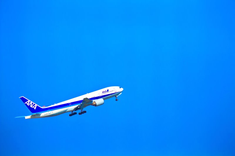 飛行機で海外旅行のイメージ