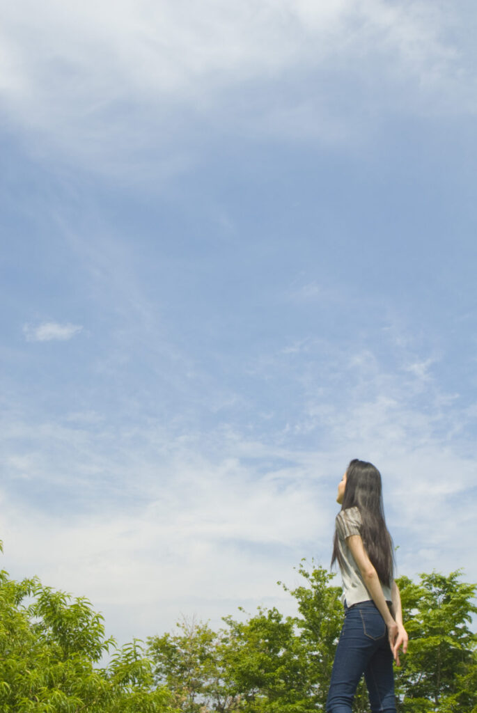 自然の中で穏やかに過ごす女性