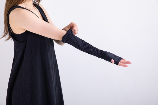 腕にスリーブを装着している女性