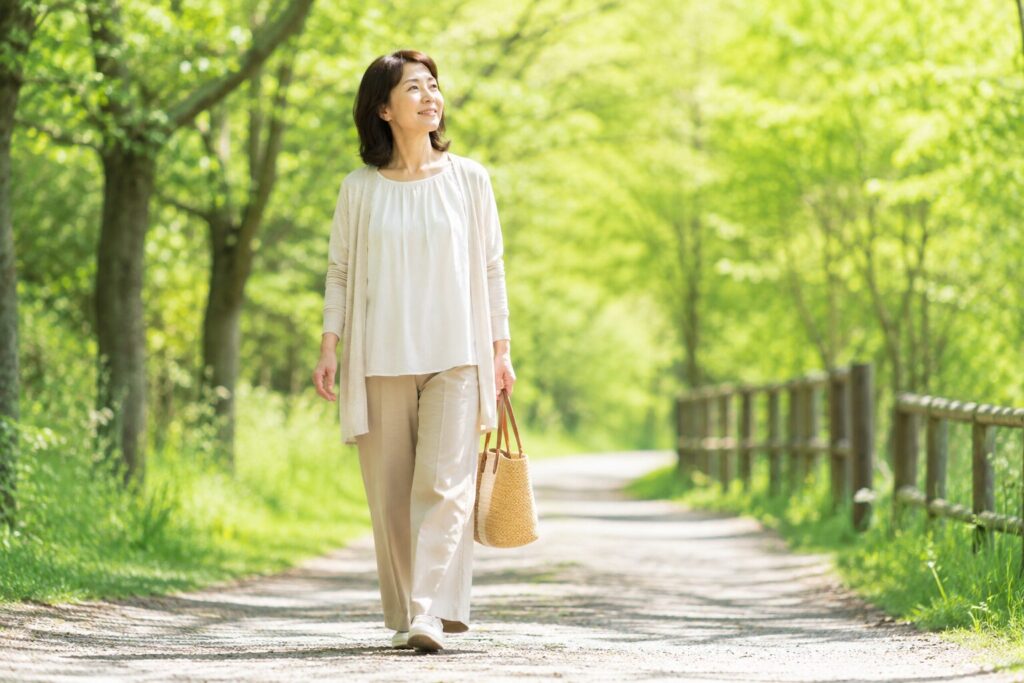 自然の中をゆっくり歩く50代女性