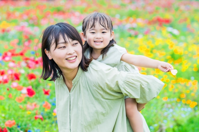 子どもと過ごす母親