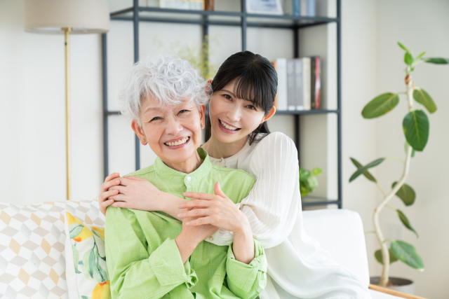 家族にそっと支えてもらう女性