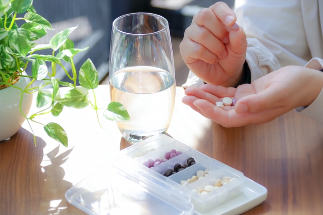健康食品やサプリメントを飲む女性