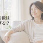 乳がん術後の女性がソファでクッションに腕を預けて休んでいる様子