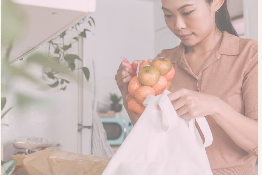 乳がん治療後の一人暮らしで買い物した食材を片づける女性