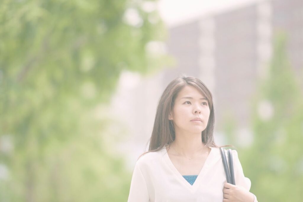 乳がん治療のため一人で通院する女性