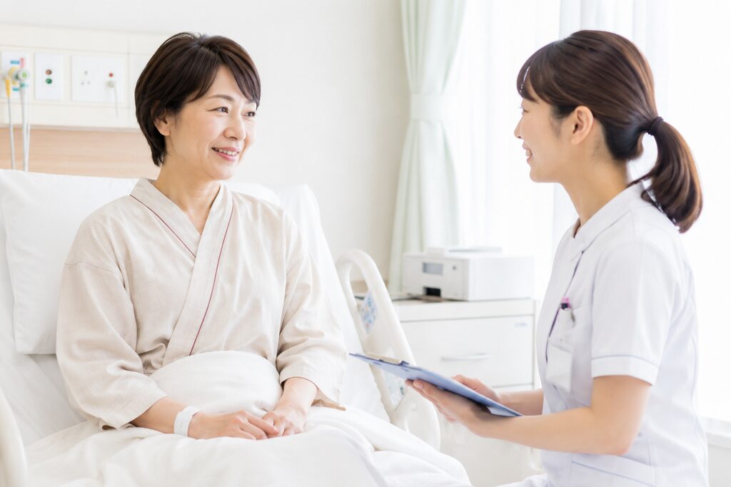 手術前に看護師と会話する女性
