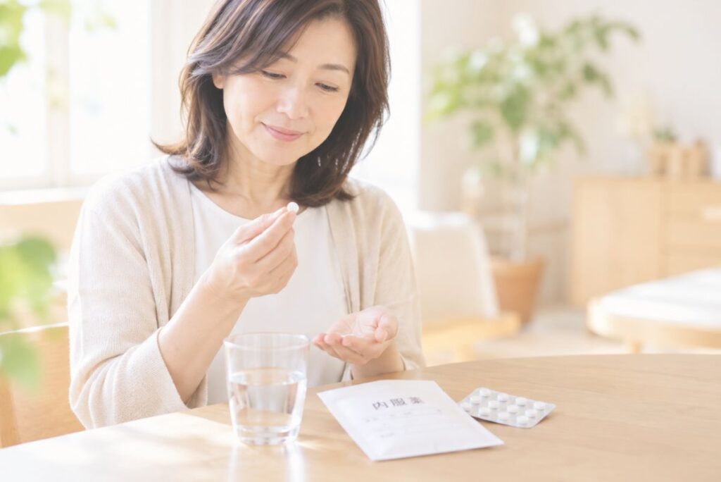 乳がんのホルモン療法で薬を服用する女性