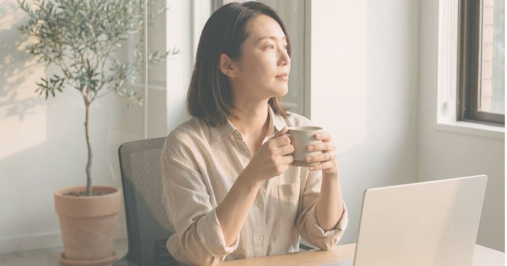 仕事の合間に肩の力を抜いて休憩する女性